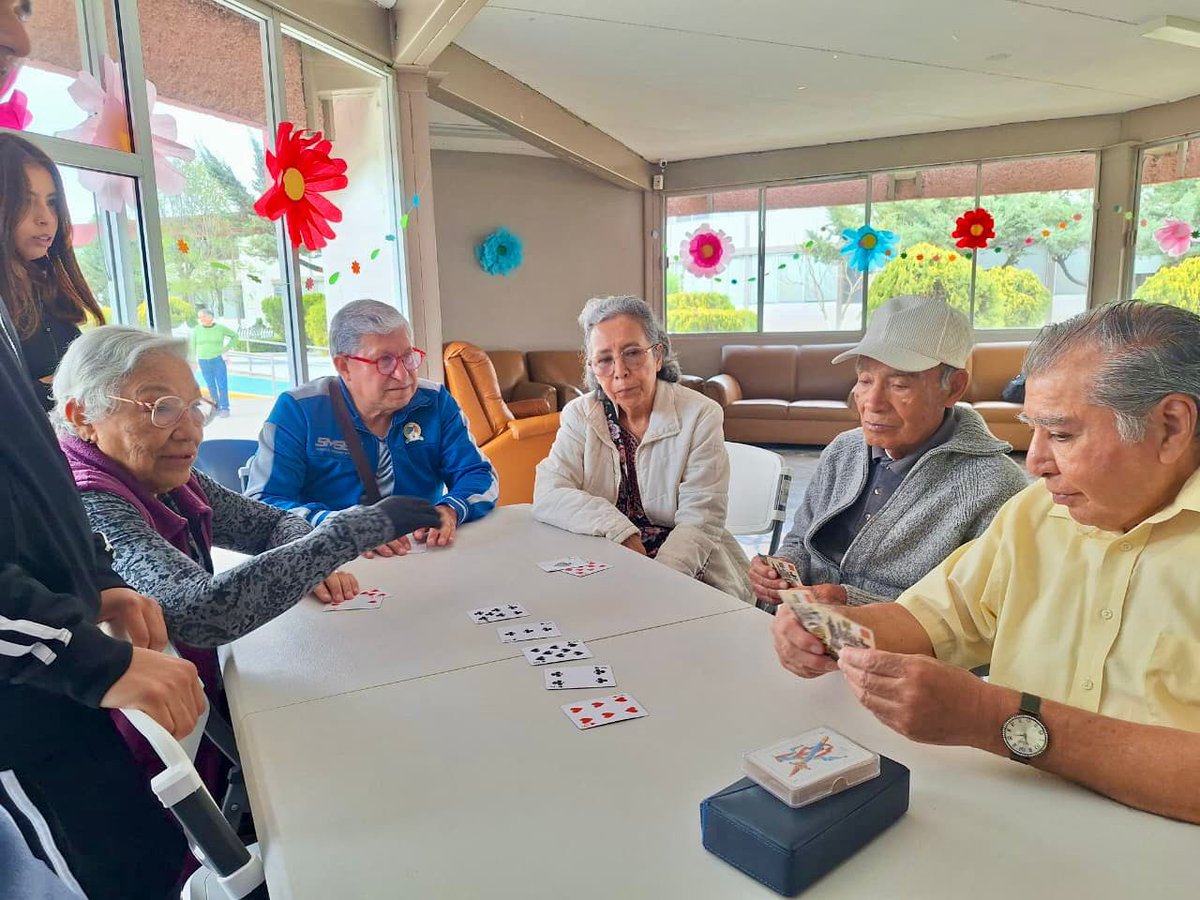difhgo's tweet photo. Las personas mayores de la Casa de Día #CEAM disfrutaron del encuentro intergeneracional “Juguetes y Música”, junto al estudiantado del Instituto Cedrus. 🎲🫶🏻✨ https://t.co/SQzS38zugT