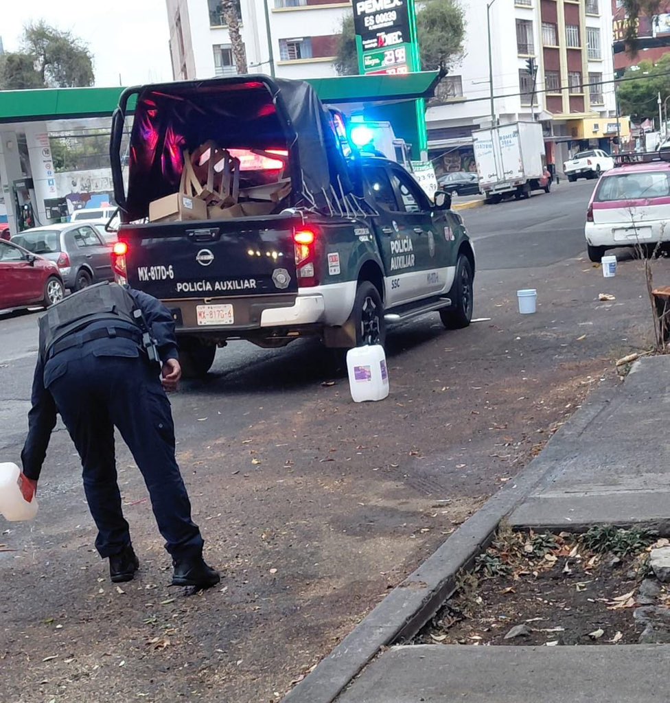 AlessandraRdlv's tweet photo. En la Arena México desplegamos a nuestra Policía Auxiliar de #BlindarCuauhtémoc para frenar a los franeleros y retirar estorbos de la vía pública.

Recuperamos el orden, liberamos las calles y protegemos a las y los vecinos.

En la Cuauhtémoc, la calle es de la gente. https://t.co/KZQa2fTLT0