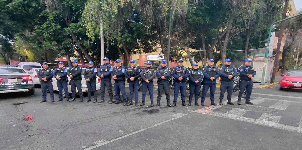 AlessandraRdlv's tweet photo. En la Arena México desplegamos a nuestra Policía Auxiliar de #BlindarCuauhtémoc para frenar a los franeleros y retirar estorbos de la vía pública.

Recuperamos el orden, liberamos las calles y protegemos a las y los vecinos.

En la Cuauhtémoc, la calle es de la gente. https://t.co/KZQa2fTLT0