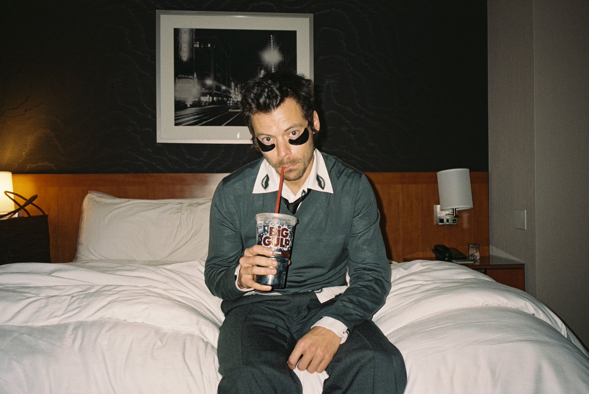 philconcerts's tweet photo. Harry Styles scores the biggest debut of his career with KISS ALL THE TIME. DISCO, OCCASIONALLY, surpassing 1 million units sold worldwide and topping charts in 19 countries.

The album opens at No. 1 on the Billboard 200 with over 430,000 units, marking his fourth consecutive chart-topping debut and setting new vinyl sales records. He celebrated the release with a Manchester show, a special on Netflix, and an appearance on Saturday Night Live, ahead of a 67-date global tour in 2026.

Read More: https://t.co/Ds5Fg5Zp3v

@sonymusicph