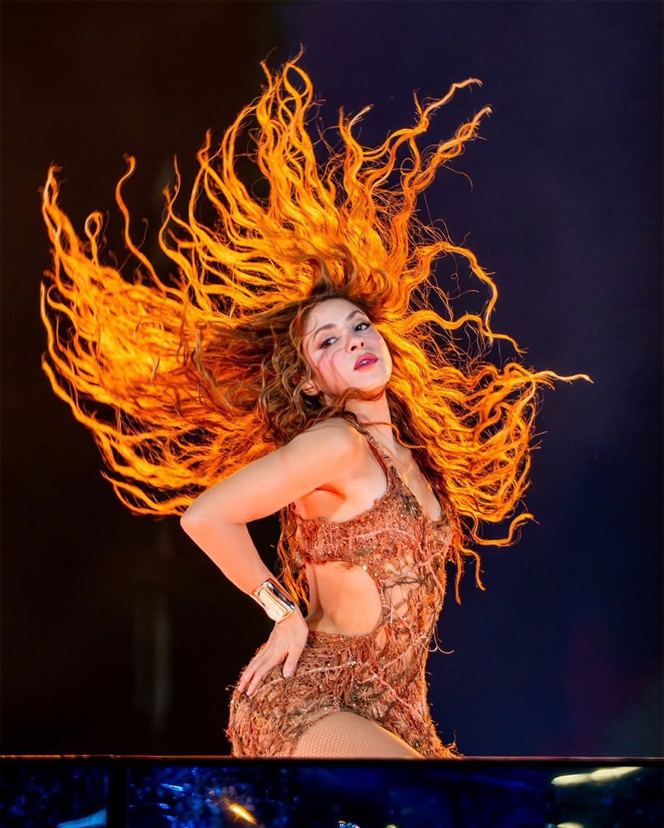 No existe ni existirá artista con más presencia escénica en un escenario que Shakira. Ve esto !