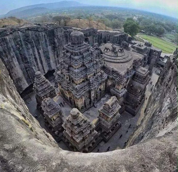 @CuriosityonX The Kailasa Temple in the #Ellora Caves, #India, is a ...