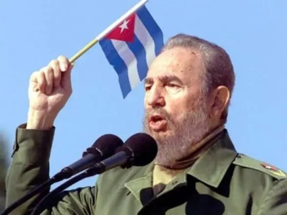 🇨🇺Cohesión y unidad son también las máximas de la fuerza indestructible de la Re­volución, dicho por #Fidel en el IV Con­greso del Partido:

«(...)cada hombre, cada revolucionario debe decir: Yo soy el ejército, yo soy la patria, yo soy la Revolución».
#CubaEstáFirme