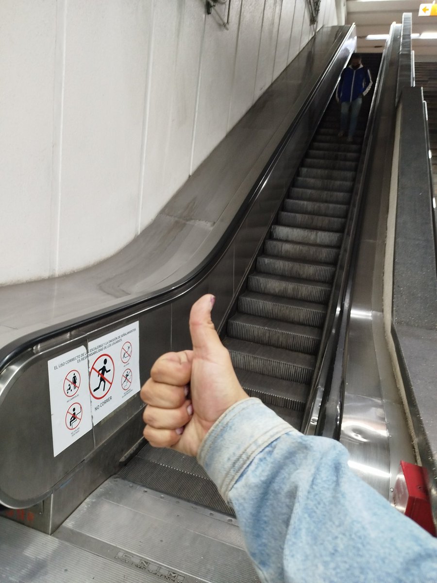D22Mauricio's tweet photo. Más de 6 meses tardaron en "arreglarlas" y ni un mes y ya no sirven de nuevo... @AdrianRubalcava excelente trabajo.... Pedazo de imbécil xD https://t.co/S9EairU3oU
