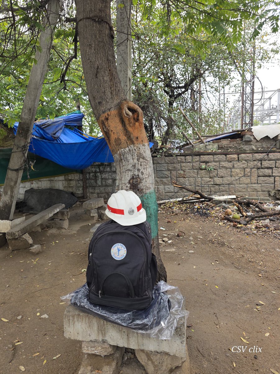 getCSV's tweet photo. @HYDTP @HYDTraffic @revanth_anumula
This picture shows the commitment of our Hyderabad city traffic police, always in action, at any time of the day. My daughter feels safe just with the presence of this backpack of the officer on duty at Central University bus depot!! Thank you! https://t.co/vcB37LLagY