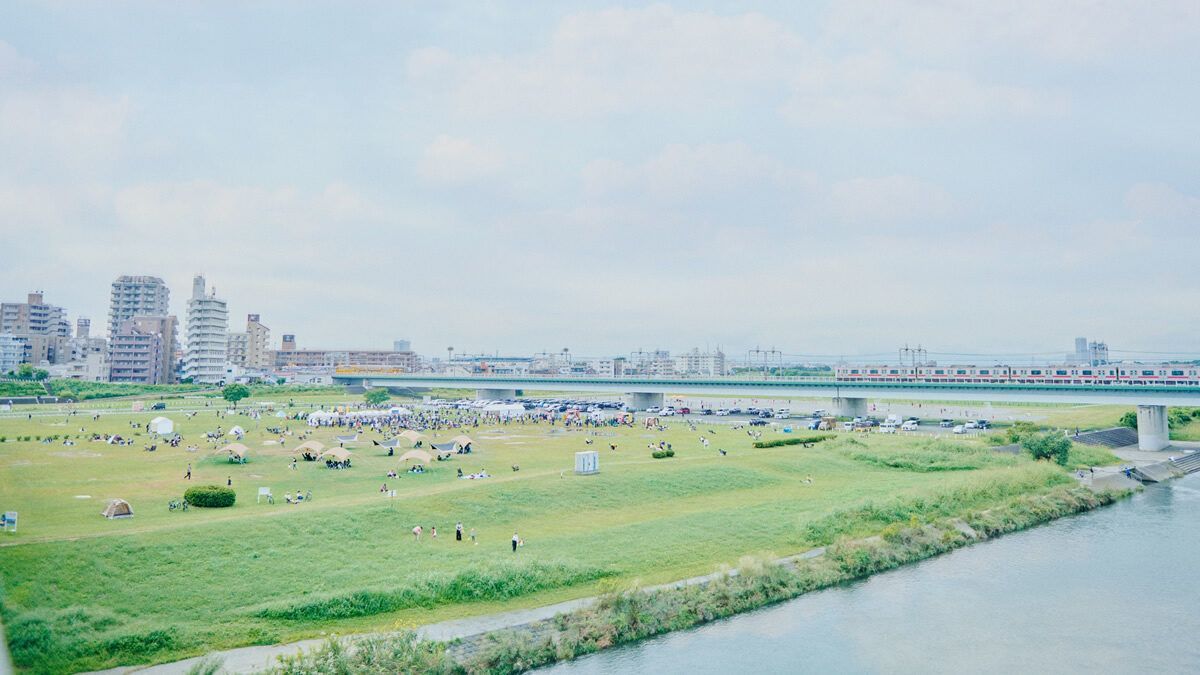 event_checker's tweet photo. 多摩川でクラフトビール飲み比べ

3/28
川崎・新丸子の河川敷で
「Sound &amp; Chair ’26」開催

多摩川流域の11ブルワリーが集まり
20種類以上のクラフトビールを飲み比べ

DJ音楽や焚き火、ランニング体験も
入場無料

→ https://t.co/pXcaiSHDW2 https://t.co/vyXanvI6i4