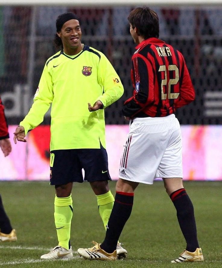 futnostalgico's tweet photo. Ronaldinho vs Kaká.

Nostálgico! https://t.co/OB83ZgTCSh