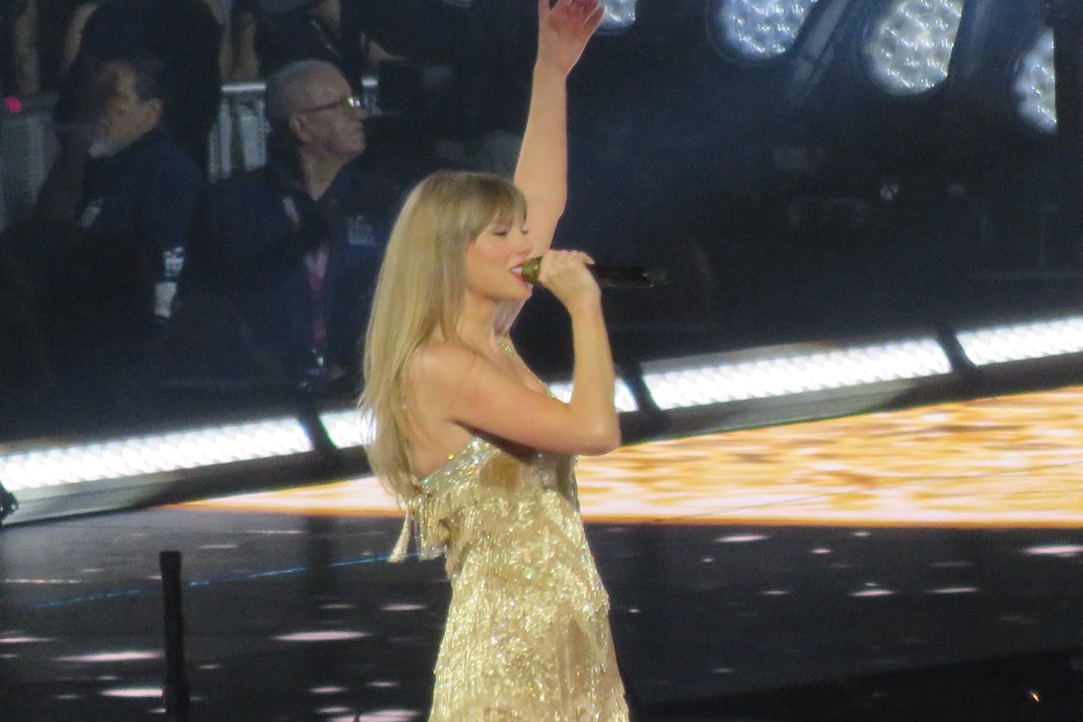 echoes__fading's tweet photo. I feel so lucky I got to witness the opening night of such an iconic tour! 💖 I still had so much healing to do back then, and every show I attended (in person or on a grainy livestream) was part of my journey. 🥹 #TSTheErasTour https://t.co/5kUBTzfuBz