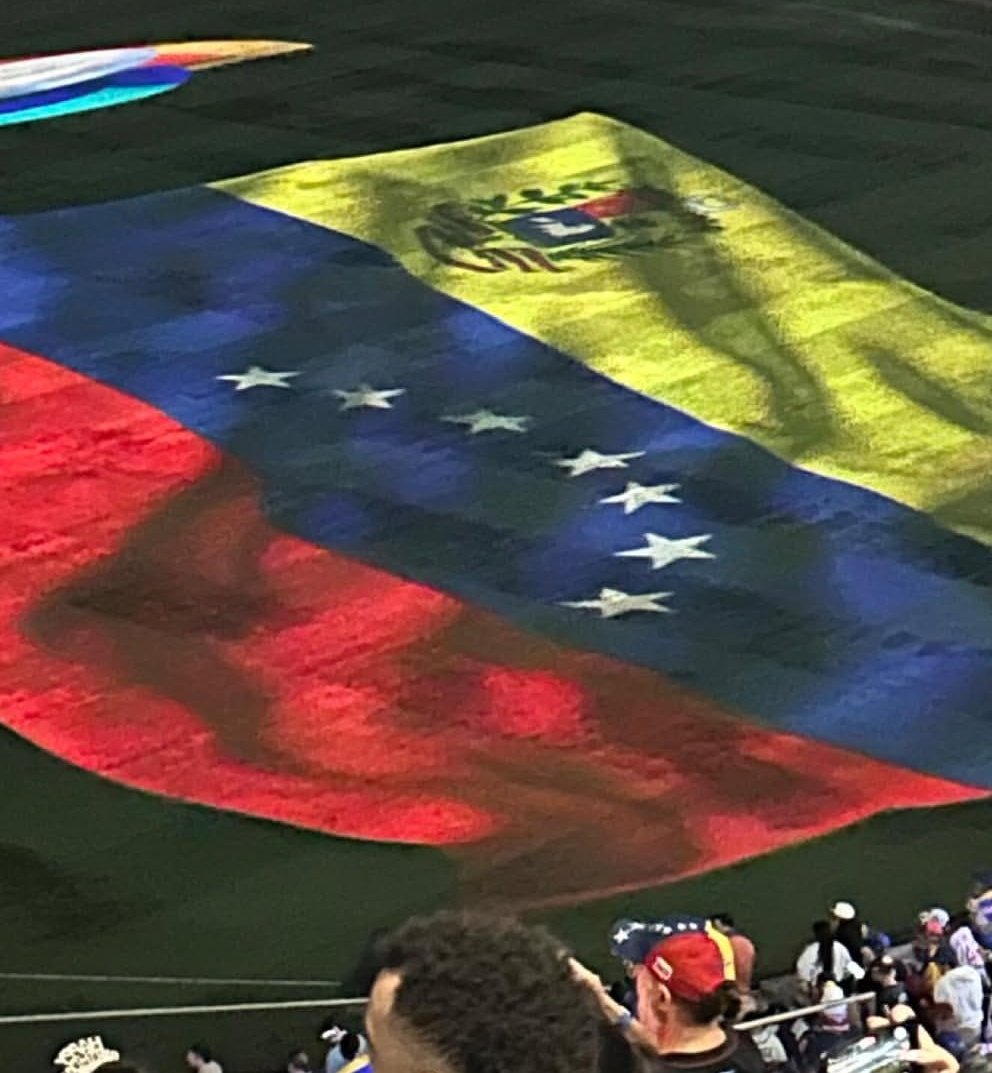 Rafaelitri's tweet photo. Durante el juego de Venezuela y EEUU se pudo apreciar la verdadera bandera de Venezuela, la de la 7 estrellas y el caballo mirando hacia atrás.

Es indiscutible desde hoy somos:

La Republica de Venezuela. https://t.co/ZreVnhSDo8