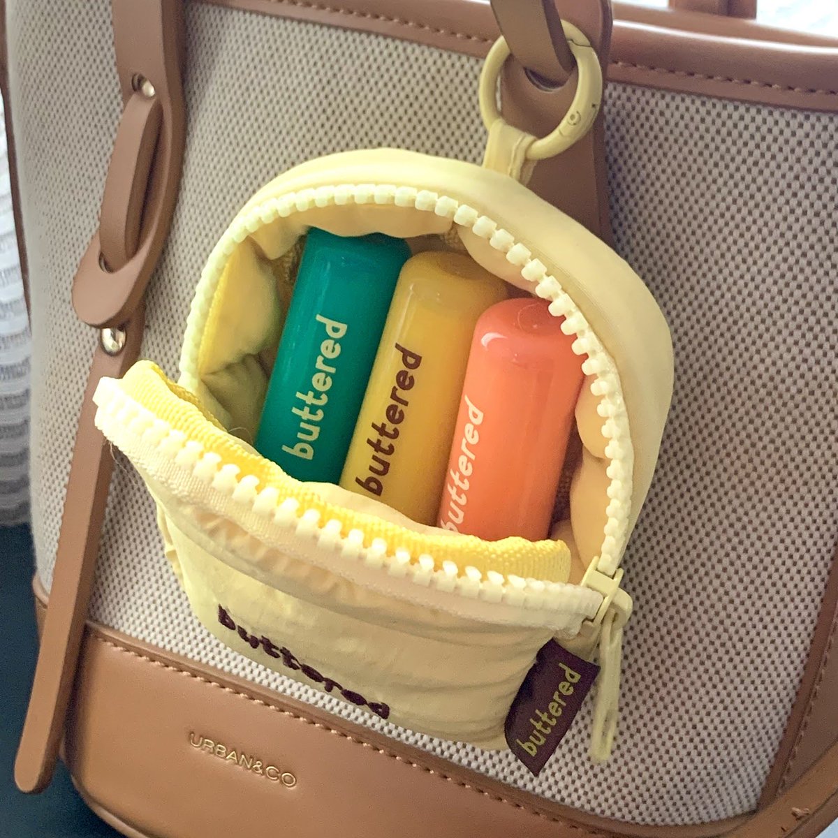 Hampers ga selalu tentang makanan atau kue kering, LIP BALM misalnya❗️

Dijamin ini jadi hampers anti mainstream yang beneran kepake banget sih 😍