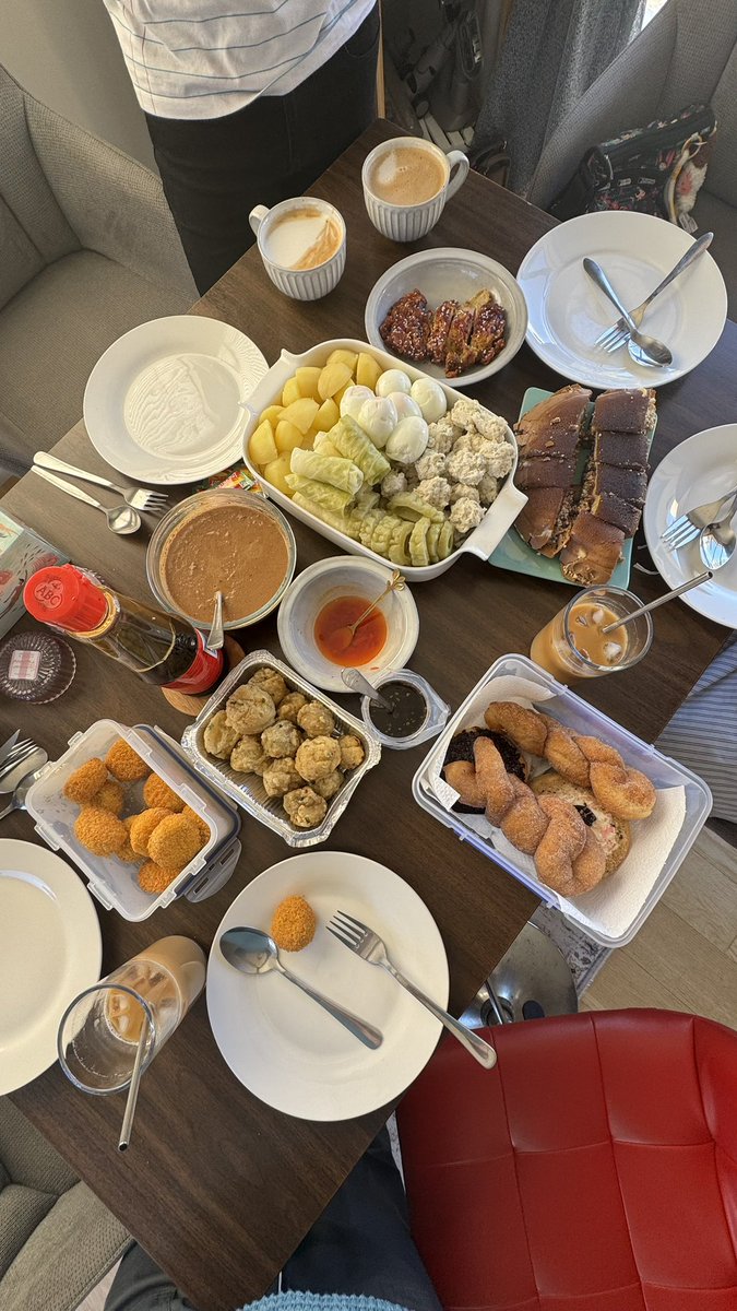 InlyCampbell's tweet photo. Kl kaga dikasih tau, aye juga gak inget kapan tanggal lebaran 😅 secara disini gak tanggal merah ya.. cuma ingetnya diajakin bukber doang.. simple aja makanannya.. yang penting mewah wkwkwkwk… https://t.co/VlK2x2NUeJ