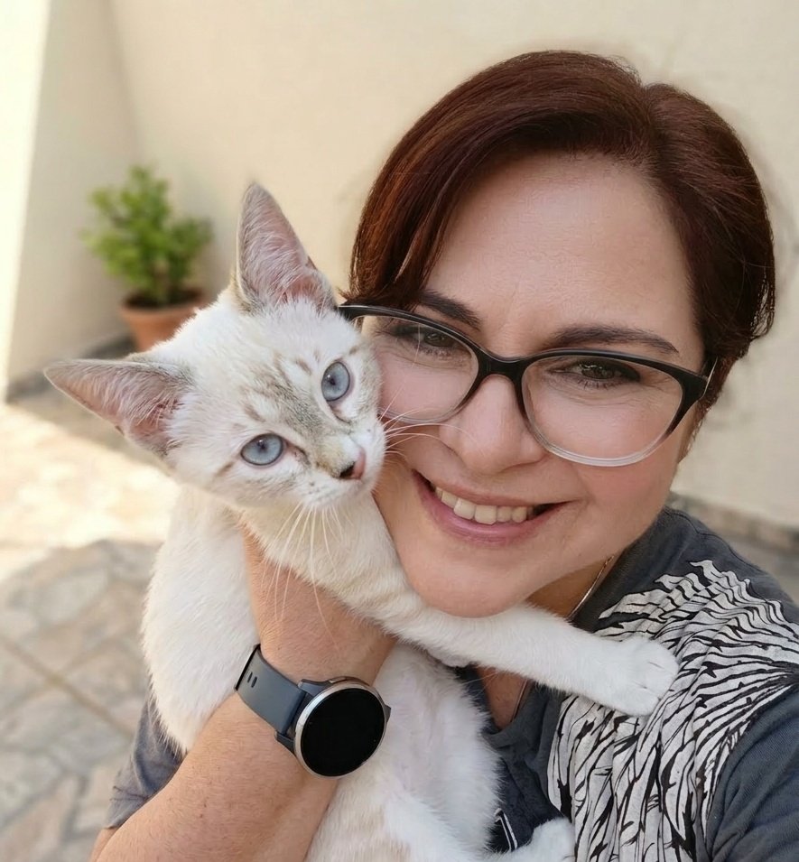 Cuando lo conocí me costó 12 hr poderlo atrapar....ahora se deja abrazar, besar, y le encanta que le rasque la barriga ☺️

Anímense a adoptar a mis bebés no se van a arrepentir. a poco no los supuse muy guapos?