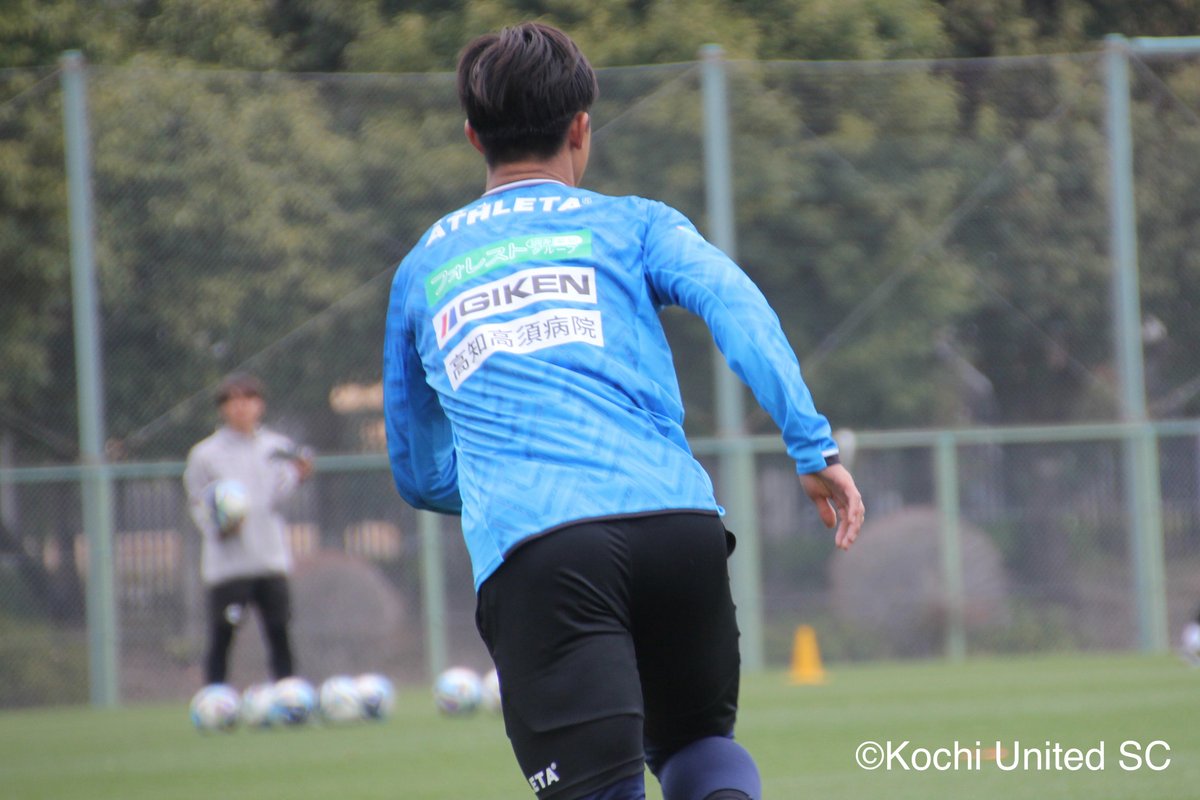 kochi_United's tweet photo. 【3/18(水) トレーニングPhoto⚽️】
今週末はアウェイ愛媛戦🔥
ピッチには選手たちの元気な声が響いてました🗣️

 #高知ユナイテッドSC https://t.co/2tEOuGtnB8