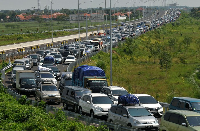 Guys lebaran 2016 ada kejadian yang sampai sekarang gw rasa belum pernah benar-benar dipertanggungjawabkan secara serius.
Namanya tragedi Brexit. 
Bukan Brexit Inggris. 
Tapi Brebes Exit pintu keluar tol Brebes Timur.

Ceritanya begini.
Pemerintah baru saja resmikan ruas tol