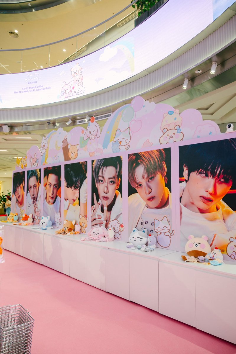 SEOULR11's tweet photo. [📸POP-UP Photo] SWEET Dreamiez POP-UP 🍰

‘SWEET Dreamiez POP-UP’ ที่เต็มไปด้วยความฝันแสนหวาน! 🍭
สำหรับรอบ walk-in จะเปิดให้เข้าร้านในวันที่ 17 - 22 มีนาคม 2569

🗓️ 14 - 22 มี.ค. 2569
⏰ 10.00 - 22.00 น.
📍 The Sky Hall, 1st Fl, Central Park

#Dreamiez #SweetDreamiez #SweetDreamiez_POPUP #SEOULR