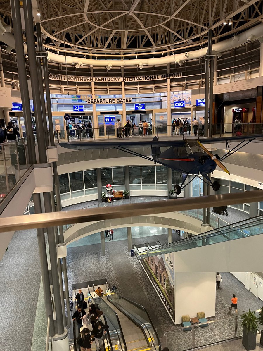 ROUTE808_KNOT's tweet photo. 上階の保安検査場は
まさかの大行列でカオス状態

「なんでこんな早朝に!?」
と困惑しながらの
長い戦いの始まりでした笑

このドタバタ劇の数時間後
空の上で「地球の奇跡」に出会うとは
この時はまだ知る由もありませんでした…

#旅の思い出 #アメリカ旅行 #シンシナティ
#空港 #KNOTCREATIVE https://t.co/DZjVbMquA6