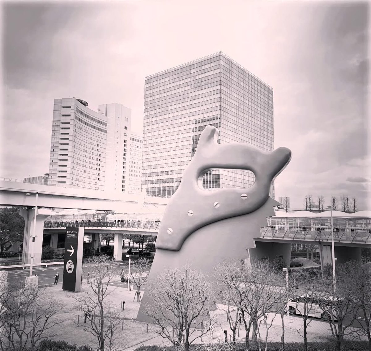 mayLuneRouge's tweet image. 春らしい曇り空♡
久しぶりのビッグサイト〜。
毎回思いがけない用で訪れている場所。海は無条件でそこにあるし、ゆりかもめの車窓から見える倉庫やコンテナも懐かしい。

#dailysnap