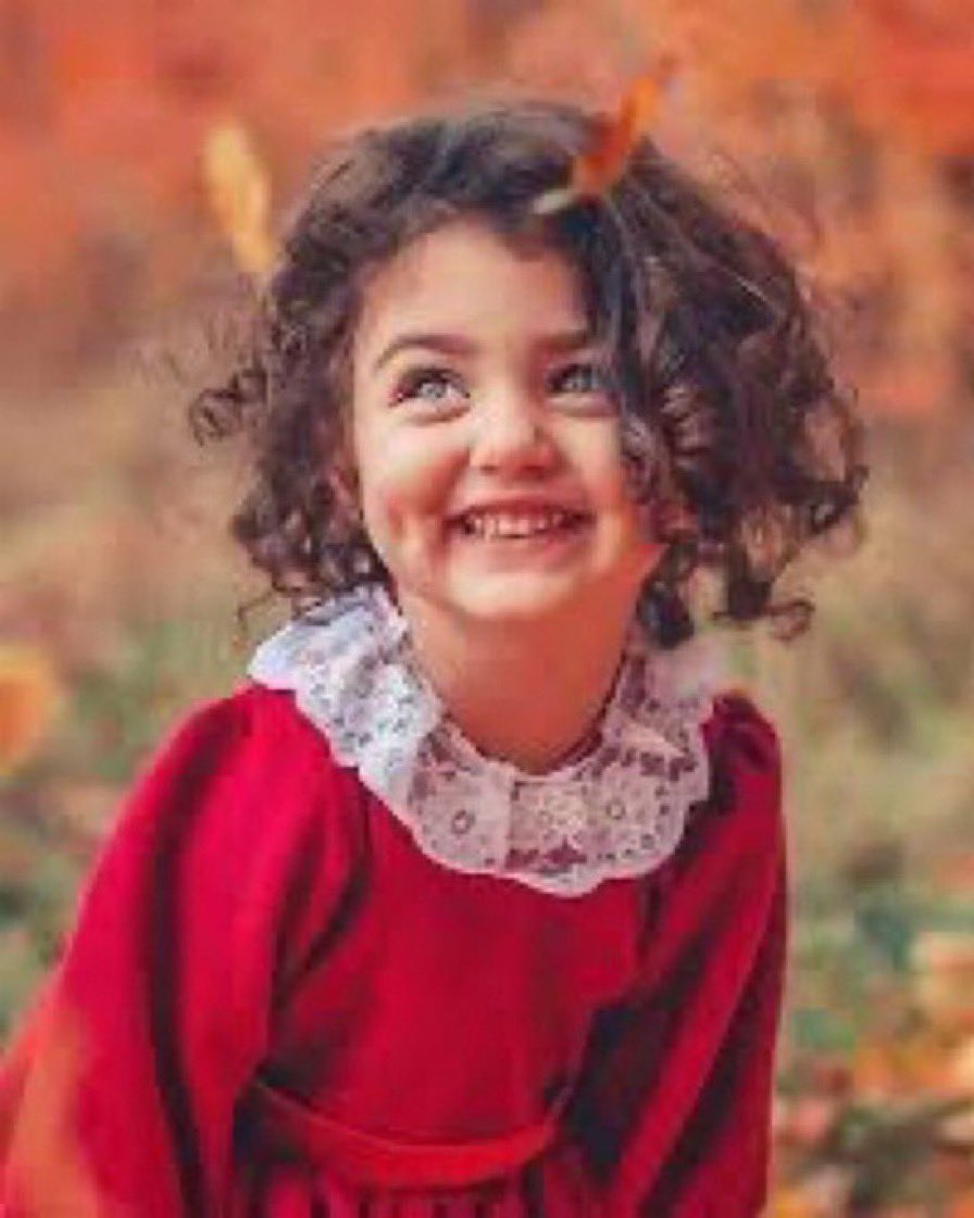 🌸🕊 مــن هــي  🌸🕊

يسالوني…. من هي...فأتــنــتـك 🤔

هل انت معجب بجمالها...

            فقلت اخذني ذكائها وفطنتها..

أما الجمال يغيب بحضورها ….

       وينطق ذكائها برقتها ولطفها…

 #بقلمي 
#له  #كلماتي 
 #لها #خاطرتي
#المسافر 
#مساء_الحب #مسائي_أنتِ 
#مساء_الورد 🌸🕊