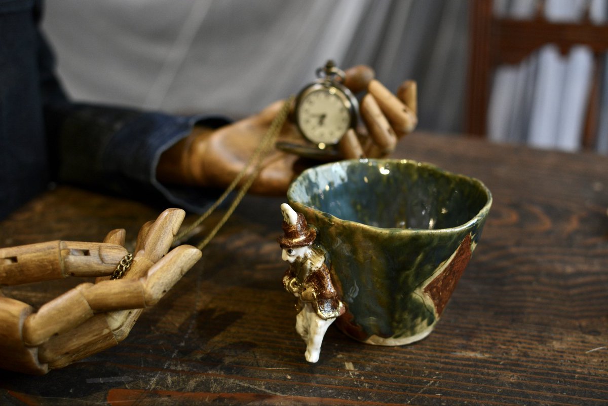 山下美千代様の陶器作品。
ティータイムが楽しくなるアリスのティーカップと白ウサギのマグカップ☕️🫖

本日も13:00-19:00まで扉を開いております。
お運び頂けましたら幸いです。🚪🐇