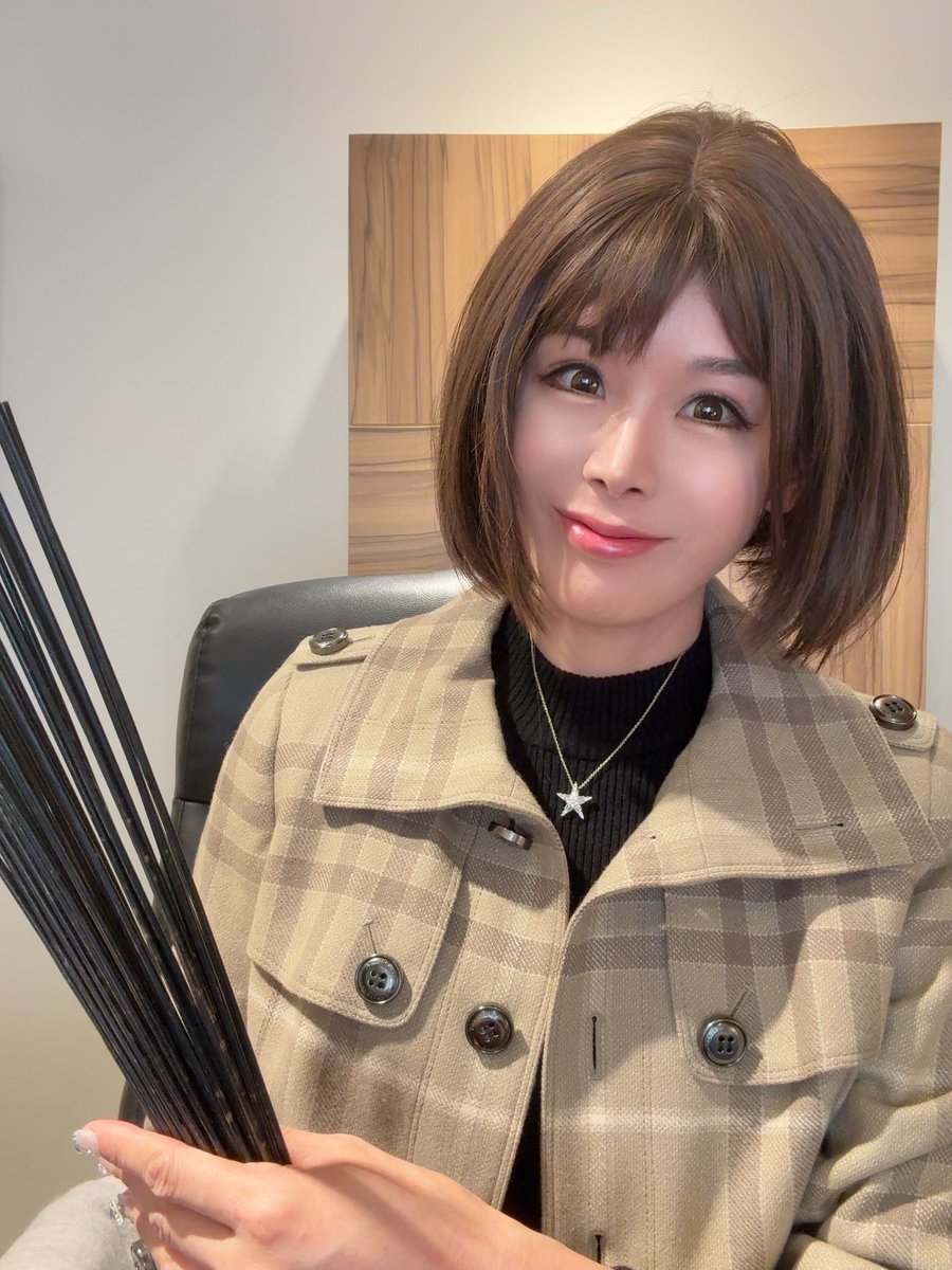 kanzakihinata1's tweet image. 本日も御徒町店にて21時までお待ちしております！

可愛い😍キティちゃんグッズの差し入れありがとうございました✨✨
オートサロンにまで進出のキティ姉すごい！！

#断易　#タロット　#NLP #オートサロン　#キティ