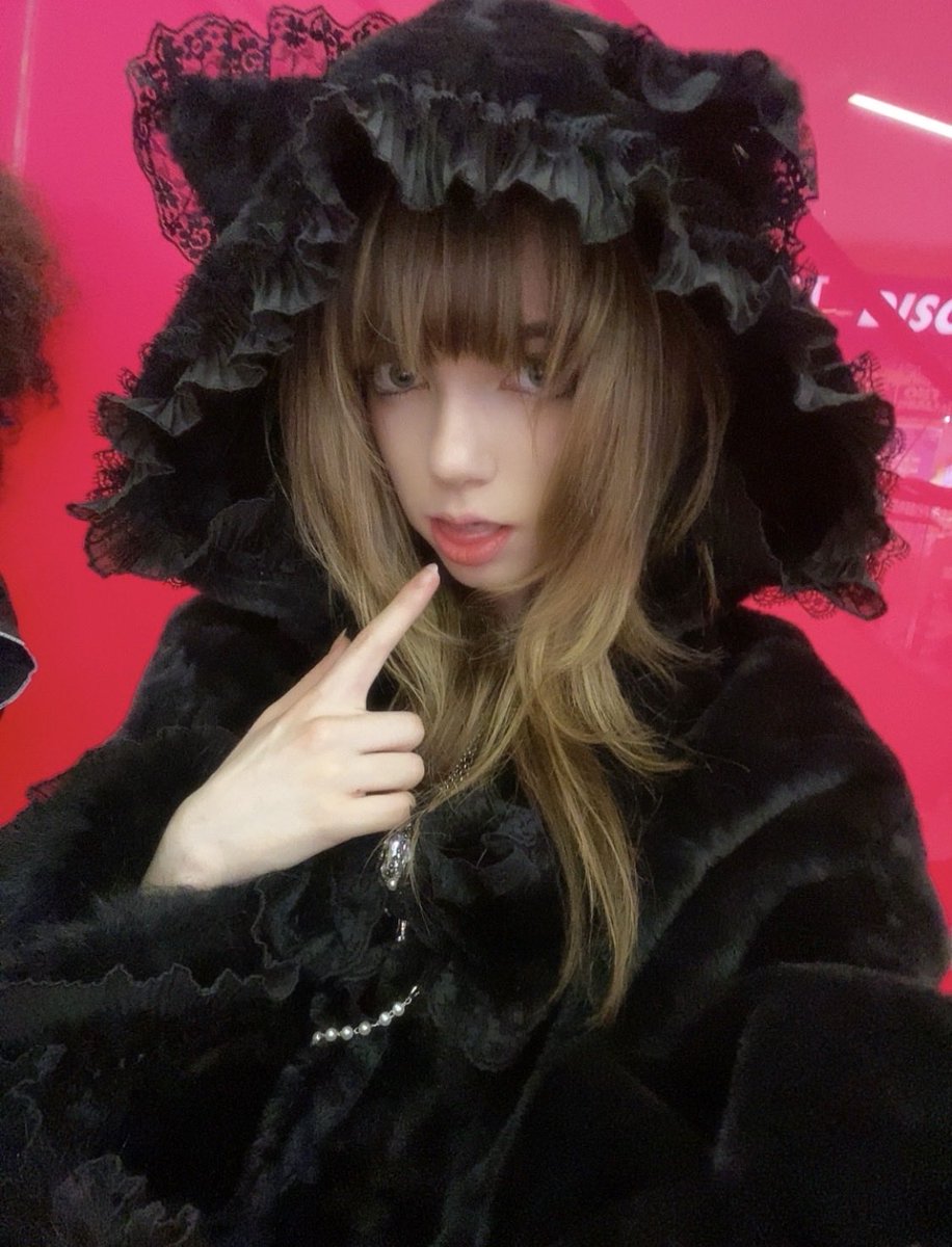 ieatbugmeat's tweet photo. I loveee this poncho ٩(ˊᗜˋ*)و ♡
#egl #gothiclolita #vkei #rokkugyaru #jfashion https://t.co/3js8t6u6WX