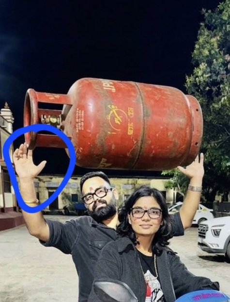 AkshayT16149238's tweet photo. @nehafolksinger एडिटिंग भी ठीक से न कर पायी। क्या राहुल को प्रधानमंत्री बनवाएगी रे तू। 🤣🤣 https://t.co/anqguTVIaH