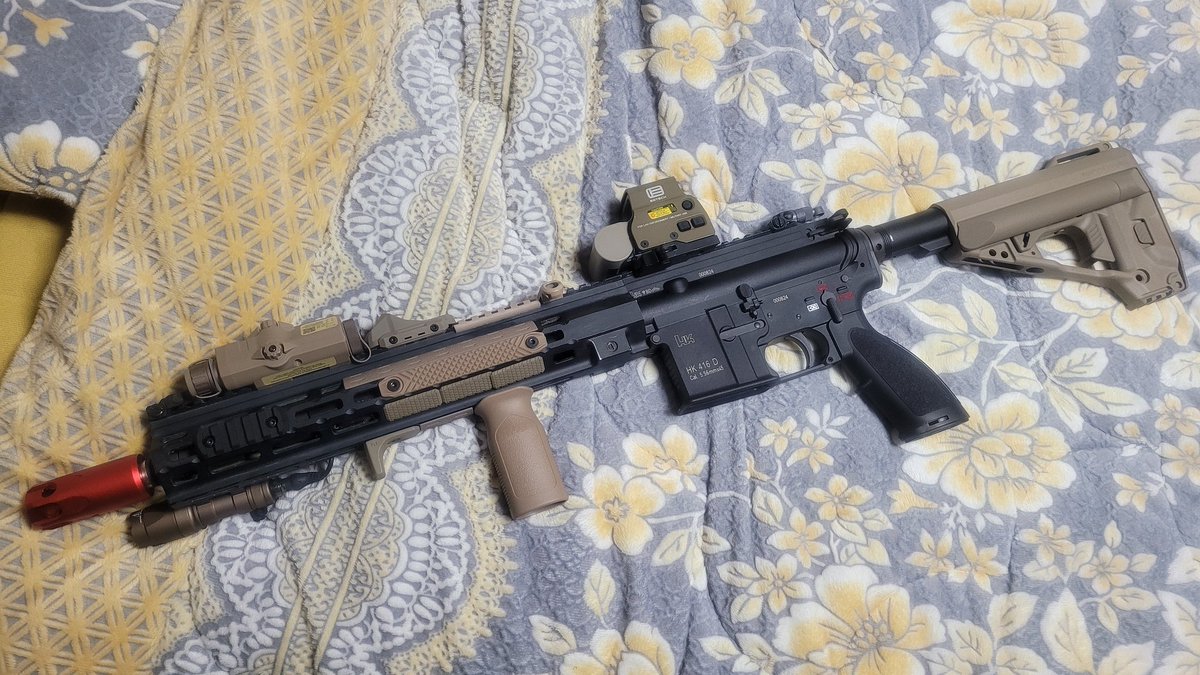 twhyup's tweet photo. #AirSoftGun
#GBBR
#VFC
#HK416
I think this thick flash hider looks better on the HK416 of the 13.5-inch M-LOK handguard than the suppressor. https://t.co/HXCgdRHeMe
