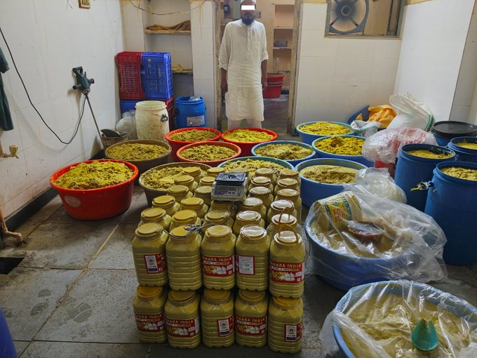 సిట్రిక్ యాసిడ్, ఉప్పు కలిపి అల్లం-వెల్లుల్లి త‌యారీ

ఈగలు, దుమ్ము మధ్య ఓపెన్ కంటైనర్లలో నిల్వ

హైదరాబాద్ ఖైరతాబాద్ టాస్క్ ఫోర్స్ దాడి

మహ్మద్ జాఫర్ ఆలమ్ (42) అరెస్ట్

హోల్సేల్ కిరాణా షాపులు, క్యాటరింగ్ సర్వీసులకు సరఫరా

భారీగా అక్రమ లాభాలు ఆర్జన

ఎఫ్‌ఎస్‌ఎస్‌ఏఐ లైసెన్స్‌లో