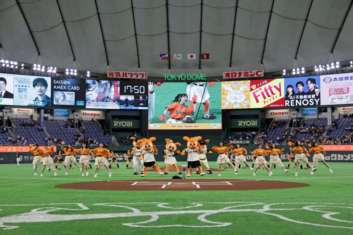 TokyoGiants's tweet photo. ≒JOYがジャビット・VENUSとコラボ🧡💛

昨日の試合前、指原莉乃さんプロデュースのアイドルグループ 「≒JOY 」とジャビット・VENUSがコラボパフォーマンスを披露🥰
「じゃびっとそんぐ���を聞いたメンバー #天野香乃愛 さんが「この曲が好き！」とSNSで発信してくれたことをきっかけに、キッズジャビットとの交友がスタート💕
グラウンドでは、新曲「電話番号教えて！」も披露し球場を湧かせました📱👑
https://t.co/5Th999HDov
