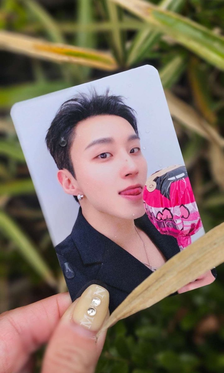 [D+304/+3] Hold up💕 #문종업
비가 왔어. 비에 젖어도 예쁘네~
#난_언제나_문종업  
언제나 #그리운너 #보고싶업