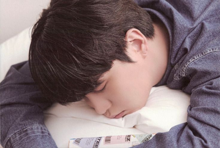 sighhh, thinking about male-wife jh who waits eagerly at home for model yh to return from work. Of course, after a long stressful day, yh just wants to relax and not have everyone tell him what to do. So, when he gets home, stressed, hair a mess, and tired, he expects jh to be +