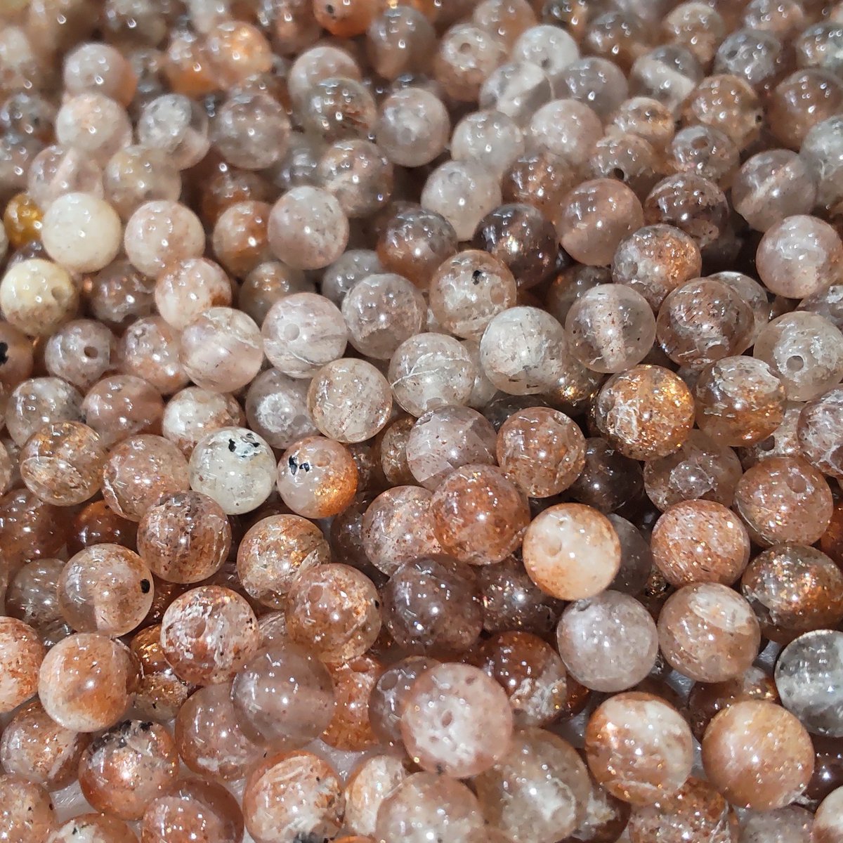 大量のサンストーン。 この中から使う物はごく一部。 やけに白い物や 