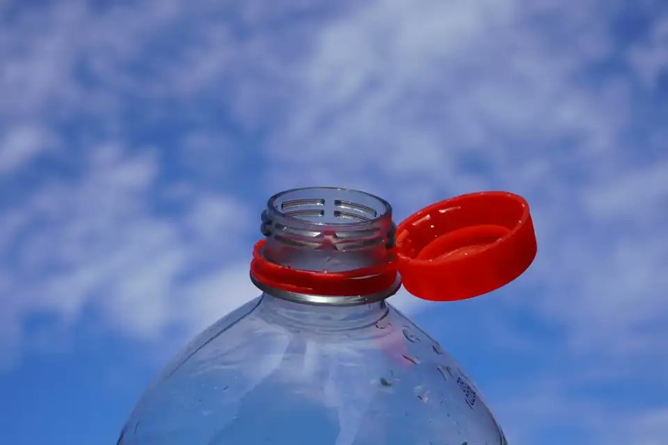 Algunas soluciones para la contaminación por plásticos:
➡️Utilizar nuestras propias bolsas y envases alternativos al hacer la compra.
➡️Erradicar el consumo de  plásticos de un solo uso.
➡️Usar cosméticos alternativos: reutilizables y sin envases plásticos.