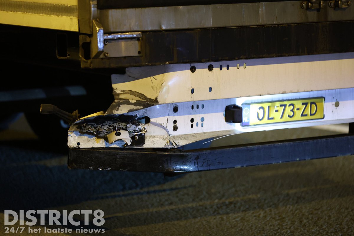 RedactieD8's tweet image. Op de #A4 bij #Schipluiden zijn een personenauto en een vrachtwagen betrokken geraakt bij een ongeval. De brandweer heeft de auto veilig gesteld. De bestuurder van de auto is aangehouden door de politie na een positieve blaastest. De #A4 was volledig afgesloten richting