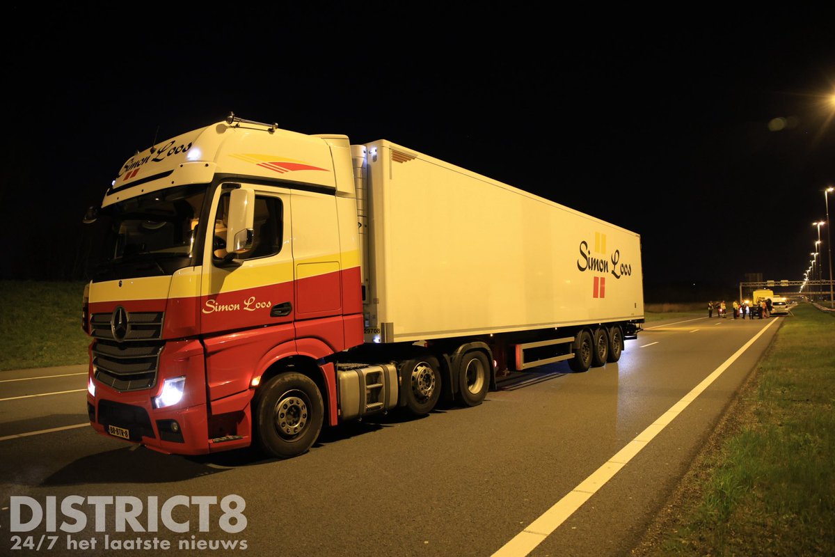 RedactieD8's tweet image. Op de #A4 bij #Schipluiden zijn een personenauto en een vrachtwagen betrokken geraakt bij een ongeval. De brandweer heeft de auto veilig gesteld. De bestuurder van de auto is aangehouden door de politie na een positieve blaastest. De #A4 was volledig afgesloten richting