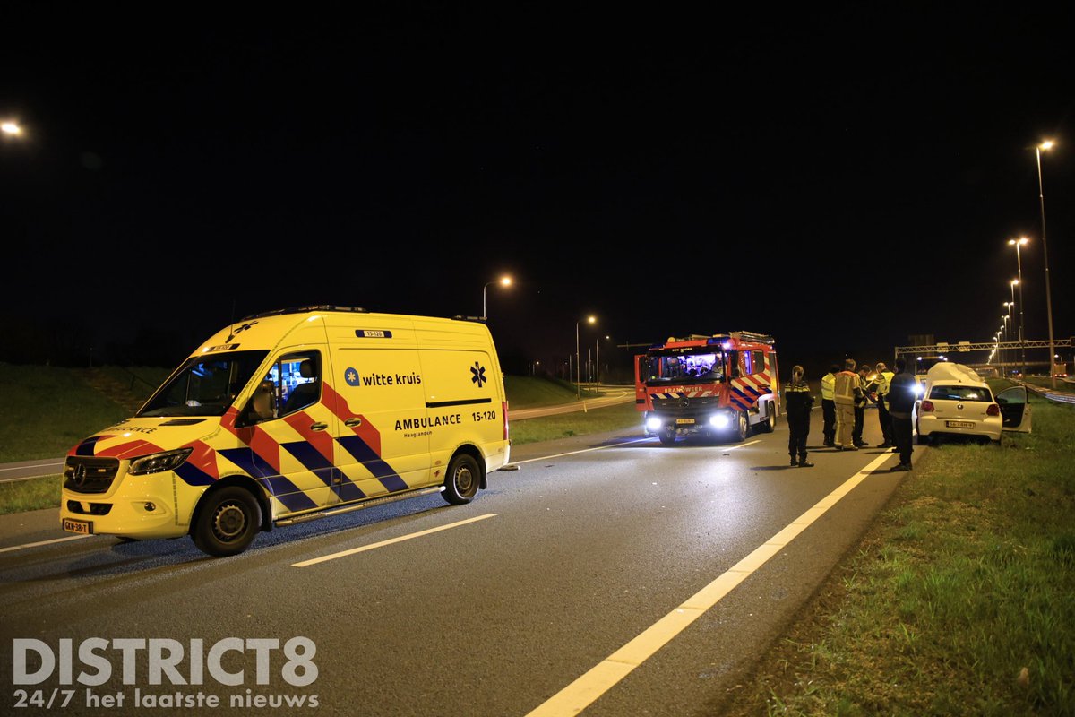 RedactieD8's tweet image. Op de #A4 bij #Schipluiden zijn een personenauto en een vrachtwagen betrokken geraakt bij een ongeval. De brandweer heeft de auto veilig gesteld. De bestuurder van de auto is aangehouden door de politie na een positieve blaastest. De #A4 was volledig afgesloten richting