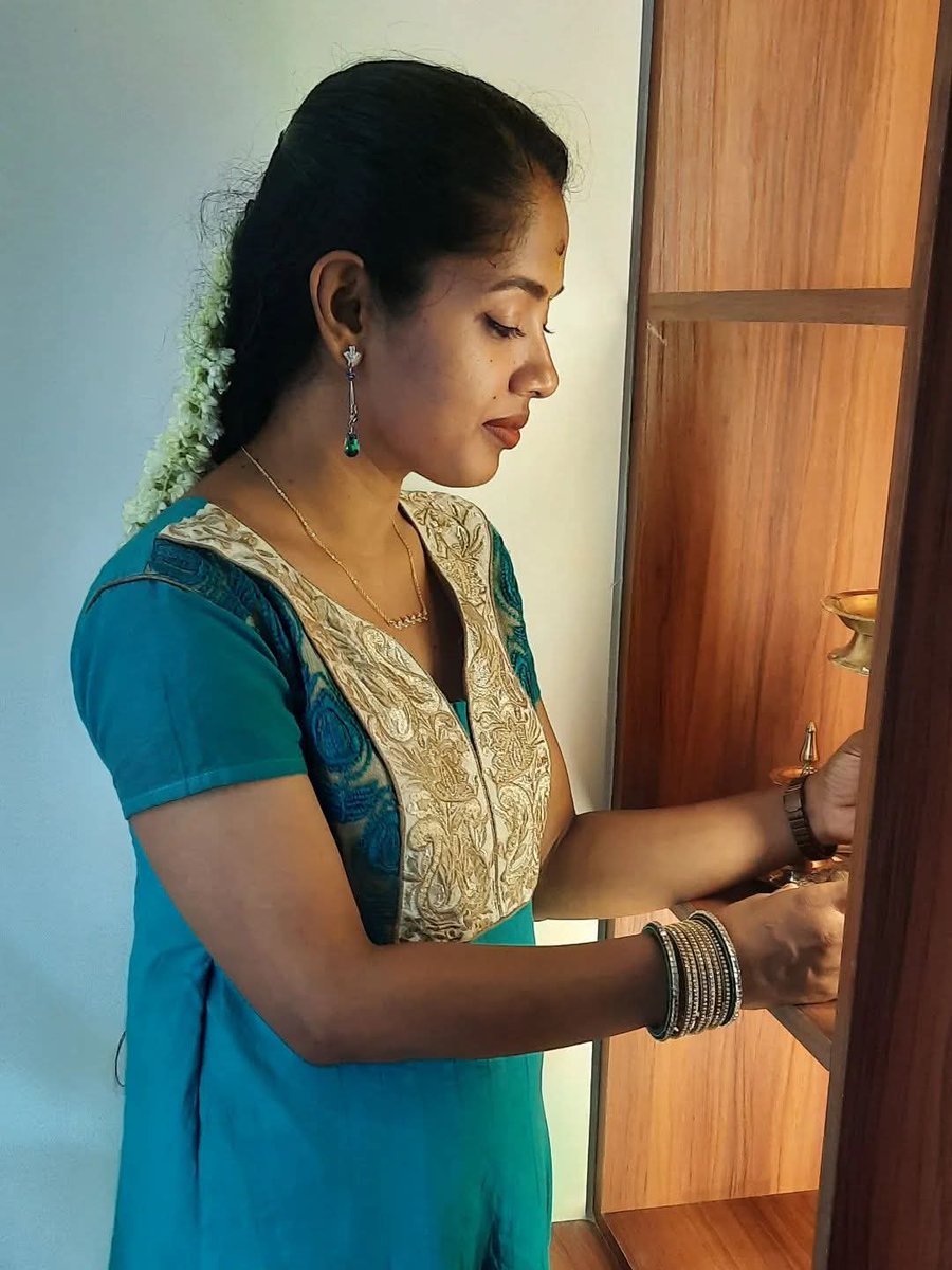 KavyaKarth63313's tweet photo. பார்வையின் சாரல் பட்டே- மனப்
படகுகள் கவிழ்ந்ததடி
பாய்மரம் விரித்தென்ன என்னை
பாடாய் படுத்துதடி...!🫣✨🥰
#TodayMotivation
#NaturePhotoGraphy
#FunctionMood
@Follwers
@KavyaKarth63313 https://t.co/xx0YhhYlIL