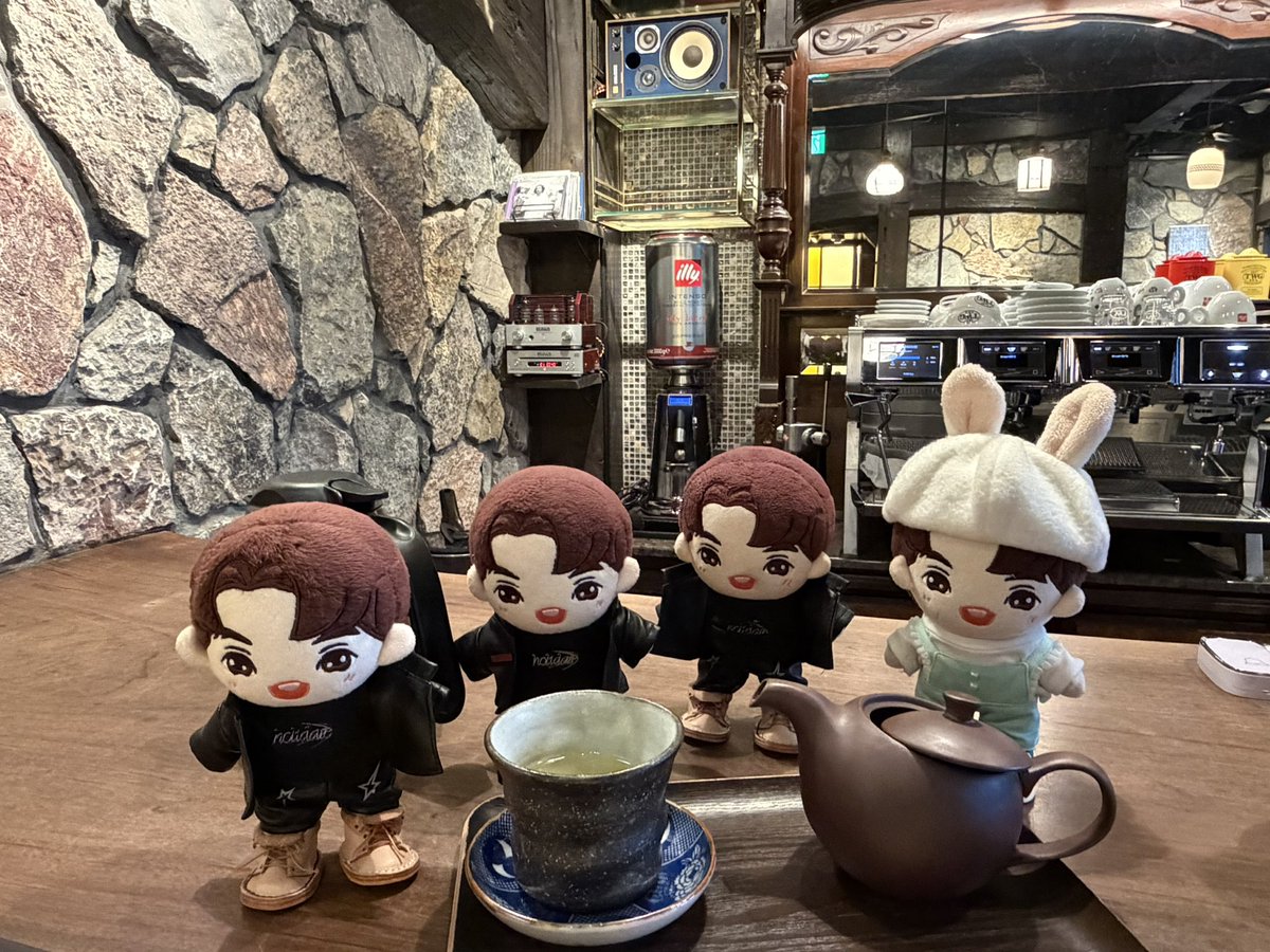 ぬいちゃんと大阪4️⃣
6月に食べて美味しかったので、別店舗でまた🍡やどら焼きの欲張りなセット😋カウンター席は貸し切りっぽい感じになってて素敵でした🥰