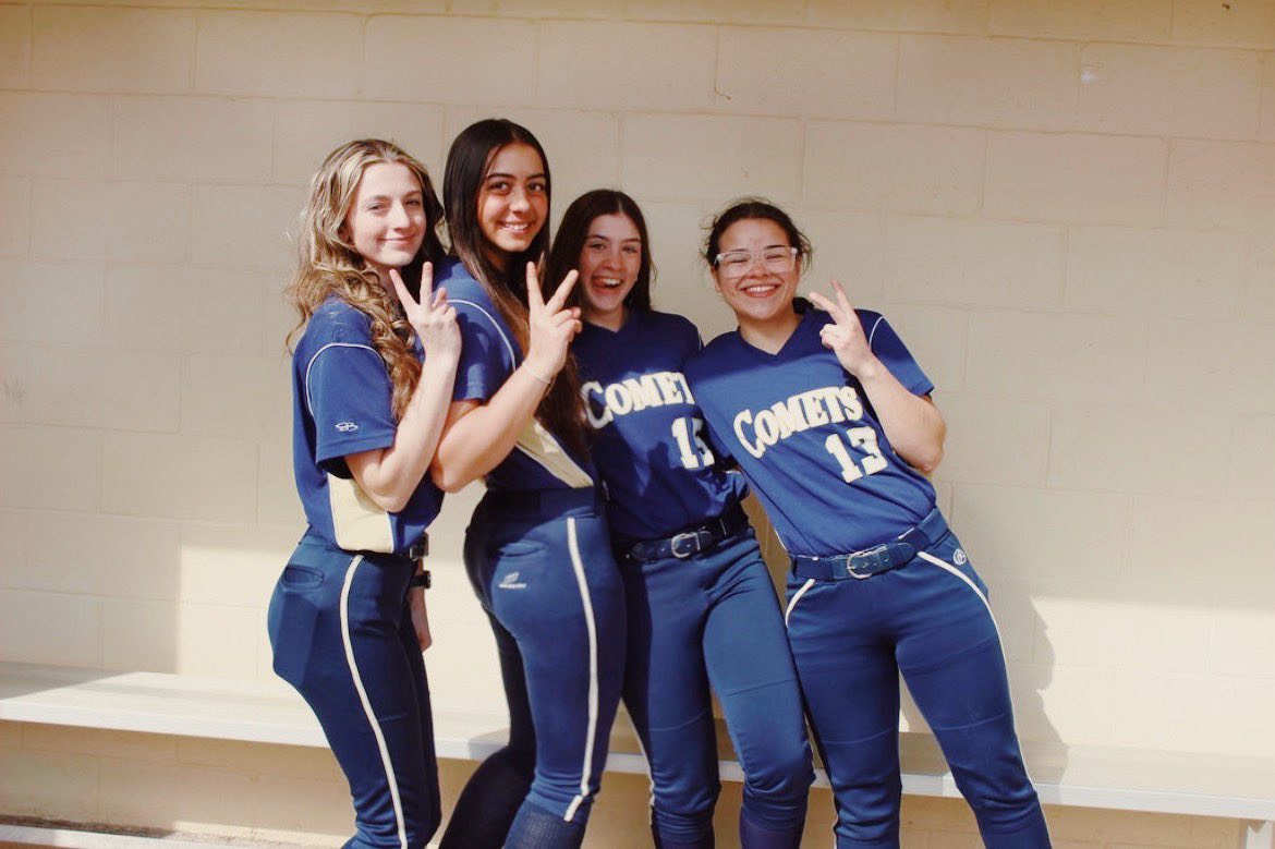 zuzuhardy2027's tweet photo. Can’t wait for junior year with these girls! #rollstate https://t.co/pMdQ50GIW1