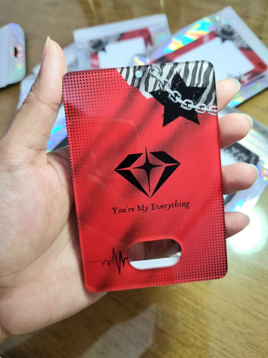 Blobbyblu's tweet photo. @achaa_1609 Kakk aku ada lebihan cahol yg ku jual 4pcs, freebiesnya dapet pin ini tp lebih besar ukurannya dan caholnya pake carabinerr.. nanti boleh req freebiesnya jihoon😆 https://t.co/YmgW4cSly0