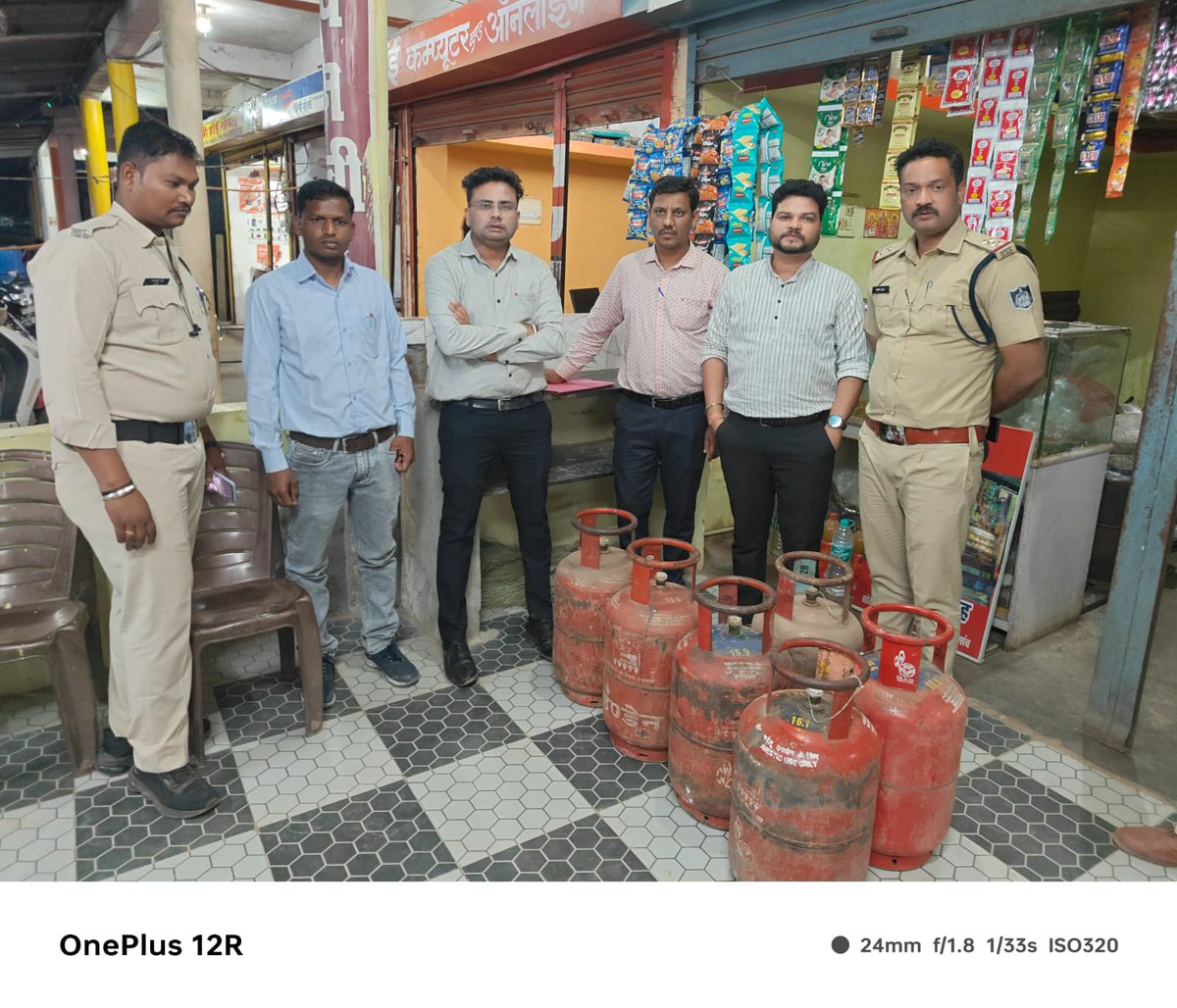collectorseoni1's tweet image. #सिवनी जिले में घरेलू #एलपीजी सिलेंडरों के व्यावसायिक उपयोग व अवैध भंडारण पर सतत कार्रवाई की जा रही है, 71 सिलेंडर जब्त। @CMMadhyaPradesh @DrMohanYadav51 @JansamparkMP #seoni