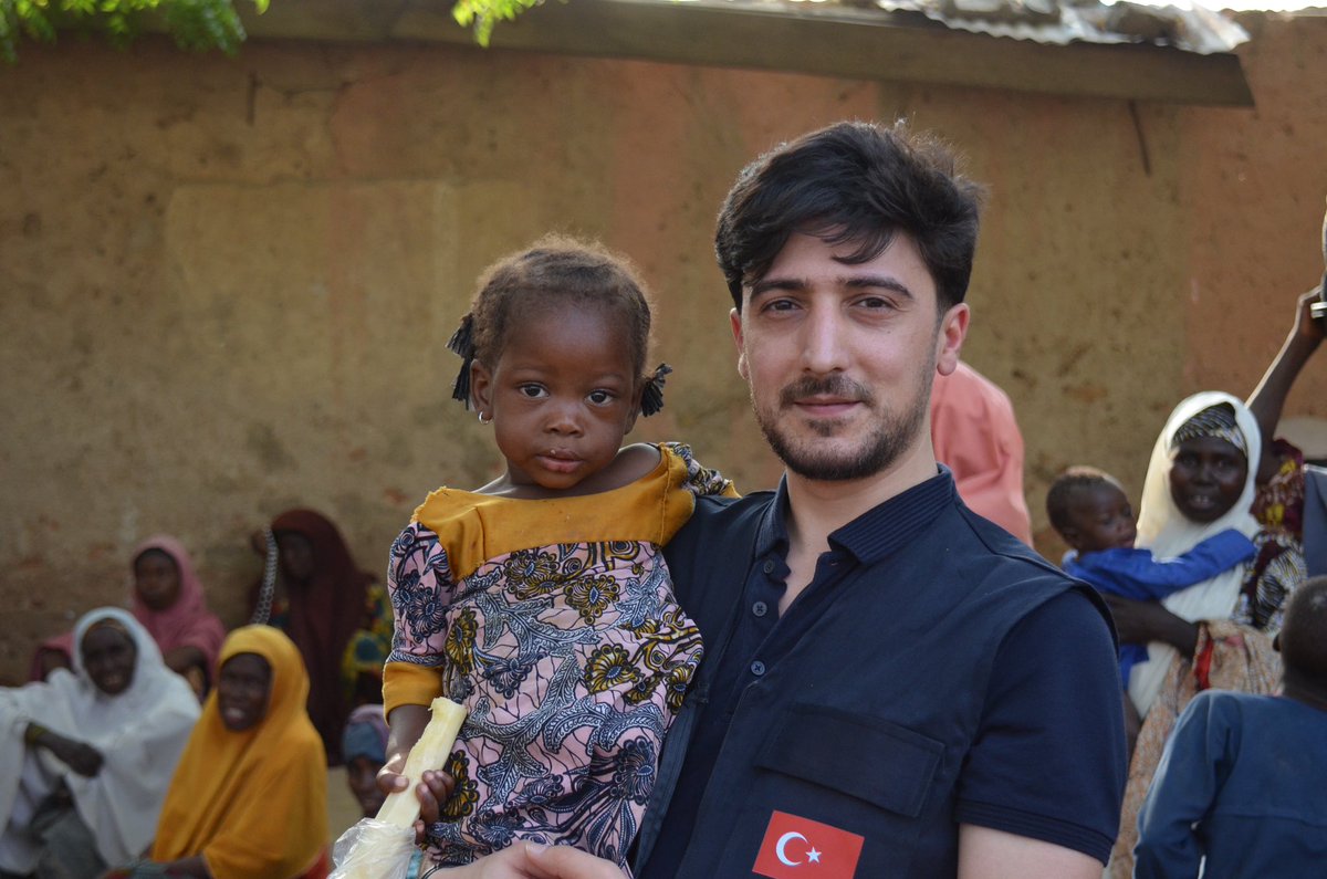 musapolatnet's tweet photo. 📍Afrika / Nijerya

“Yetim’in Gülüşü Senin Elinde!” diyerek yola çıktığımız 2026 Ramazan Organizasyonunu büyük bir özveriyle tamamlamanın gururunu yaşıyoruz.

İyilik hareketinin öncüleri olma gayretiyle; 
Yetim çocukların yüzlerindeki tebessüm bizim en büyük mutluluk kaynağımız. https://t.co/WBvBtkONN6