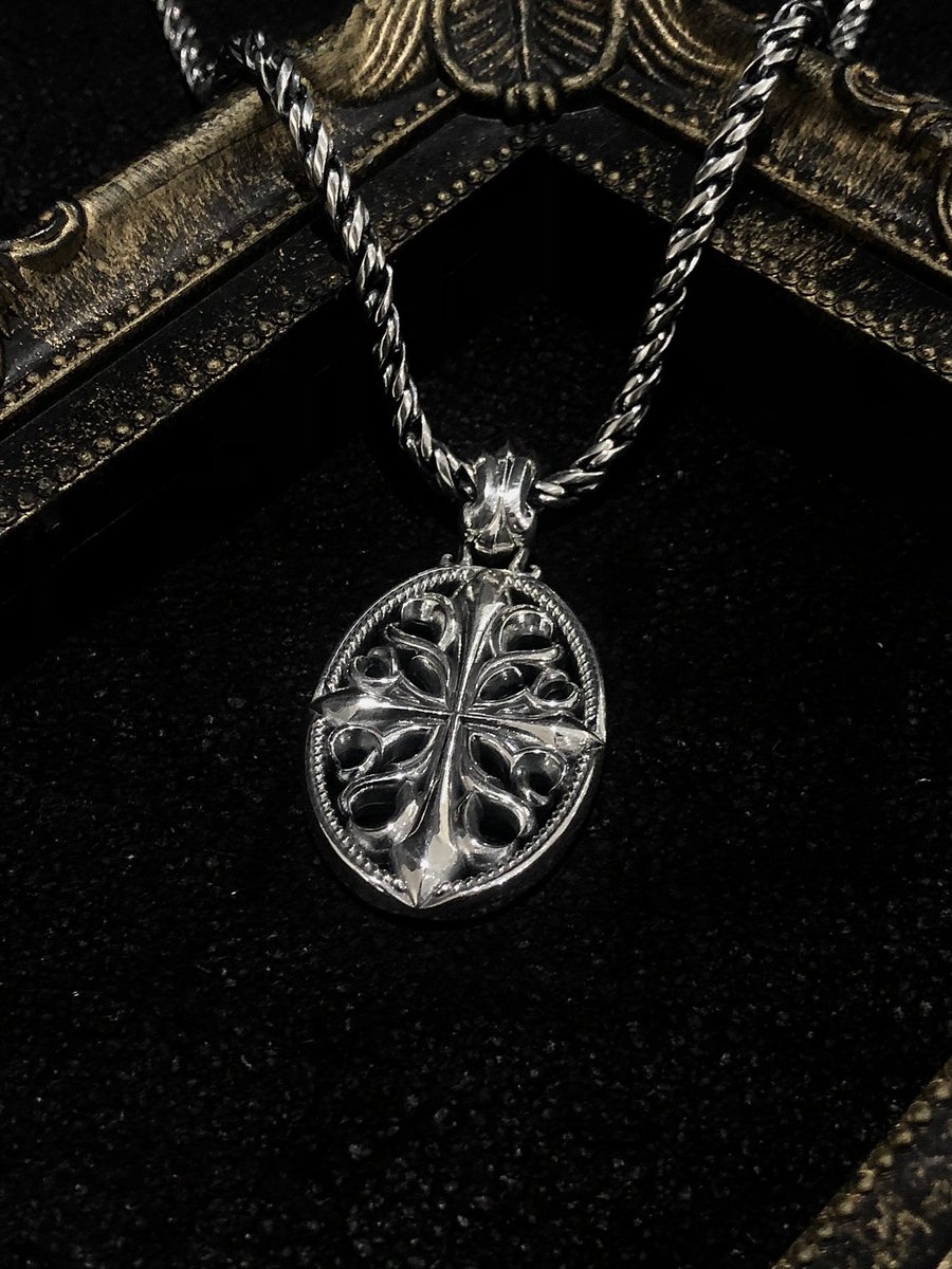 こんにちは大金です！

【ブルーミングクロスペンダント】
deal-design.jp/products/39612…

荒々しいクロスの彫刻が無骨さを生むオーバル型のトップ。

存在感のある大きめトップなので是非重ね付けしてほしいアイテム。
スクリューロープチェーンとの相性もバッチリです！