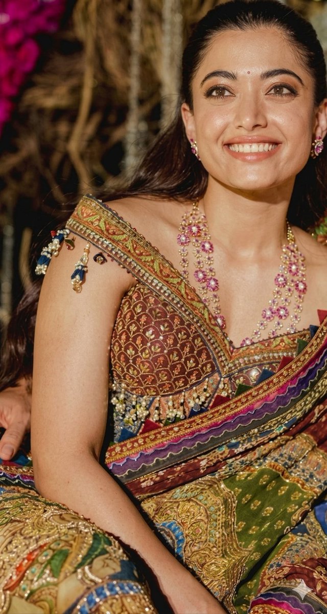RM_Tamil_FC's tweet photo. She carries a glow that feels natural and pure, like sunlight resting peacefully on a serene morning 💖
@iamRashmika 
#RashmikaMandanna https://t.co/sSUdtjB9Pa