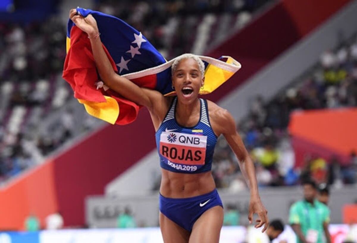 MLSVenezuela's tweet photo. Nos tomamos el atrevimiento de abrir un debate que nadie pidió: El color azul, el de nuestra bandera, ha estado en algunas de las hazañas deportivas del país ¿Y si la @SeleVinotinto lo adopta? La idea es NO eliminar el Vinotinto, sino añadir el azul como alternativa. Piénselo https://t.co/qgDgKQ1EUv