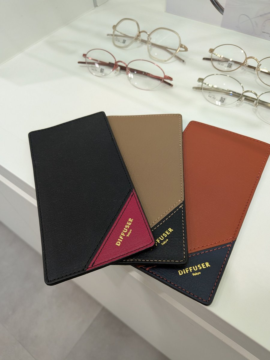 SIOJIRIpowers's tweet image. ポケットに格納できる薄いレザーアイウェアケース
角の色の切り替えがモダンな印象です
メガネの掛け外しの多い方へのプレゼントにもオススメです
DIFFUSER SG1167 INNER POCKET EYEWEAR CASE 2
#DIFFUSER #メガネのシオジリ
