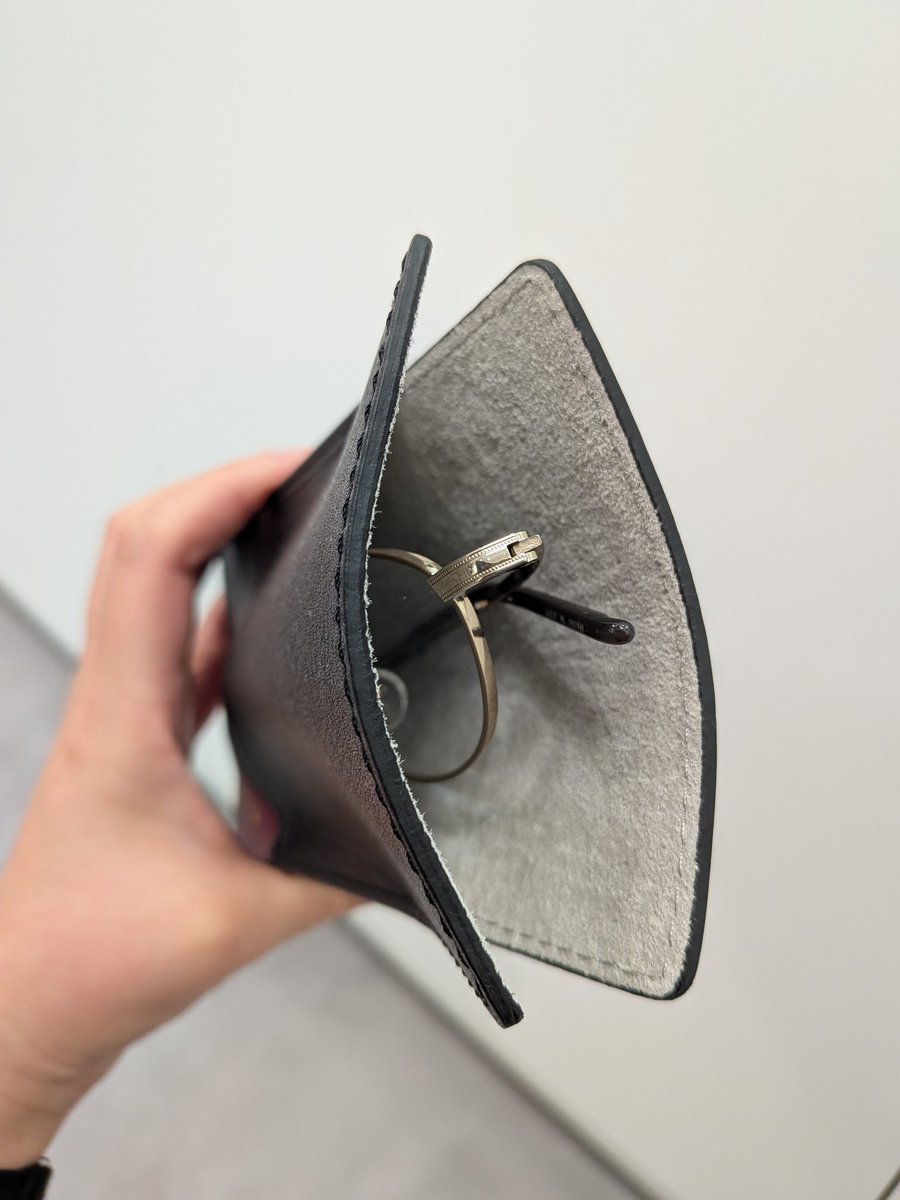 SIOJIRIpowers's tweet image. ポケットに格納できる薄いレザーアイウェアケース
角の色の切り替えがモダンな印象です
メガネの掛け外しの多い方へのプレゼントにもオススメです
DIFFUSER SG1167 INNER POCKET EYEWEAR CASE 2
#DIFFUSER #メガネのシオジリ