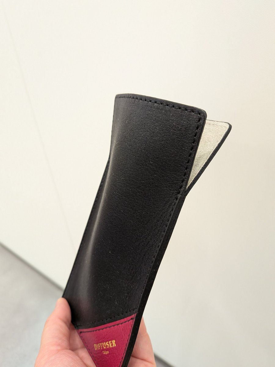 SIOJIRIpowers's tweet image. ポケットに格納できる薄いレザーアイウェアケース
角の色の切り替えがモダンな印象です
メガネの掛け外しの多い方へのプレゼントにもオススメです
DIFFUSER SG1167 INNER POCKET EYEWEAR CASE 2
#DIFFUSER #メガネのシオジリ