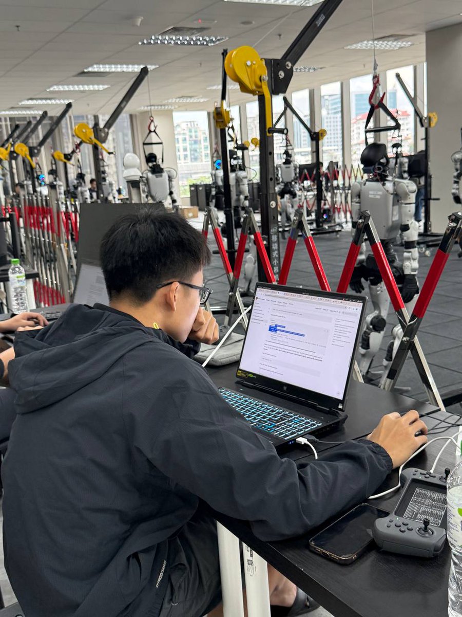 Strike Robot tweet media