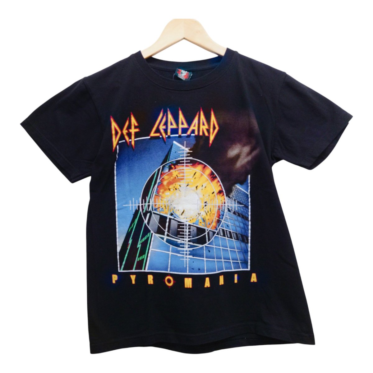 K2SELECT2024's tweet photo. ロック好き必見にゃ🎸 Def Leppardの名盤「PYROMANIA」デザインTシャツにゃ！
インパクト抜群のグラフィックでコーデの主役にぴったりにゃ✨古着好きにもおすすめにゃ！
#看板猫 #古着屋 #柴田町 #K2SELECT
#DEFLEPPARD 
https://t.co/nakecOKPb7 https://t.co/Uts7YptWfI